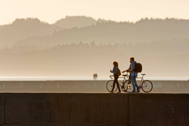Bicicleta al atardecer con fondo del mar y el celaje rojo, naranja y amarillo, a contraluz