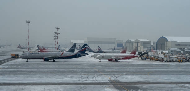 aeroporto internazionale sheremetyevo. aereo passeggeri boeing 777 dell'aeroflot. durante una forte nevicata - sheremetyevo foto e immagini stock