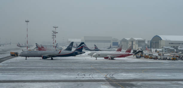 sheremetyevo international airport. passenger plane boeing 777 of the aeroflot. during a heavy snowfall - sheremetyevo imagens e fotografias de stock