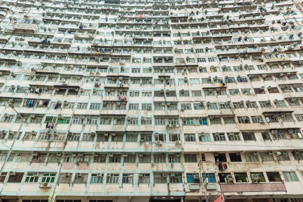 extérieur d’un immeuble résidentiel bondé hig rise dans la ville de hong kong - hig up photos et images de collection