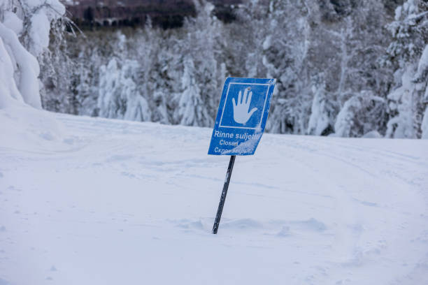 istock Closed area sign on a skiing slope. 1365078929