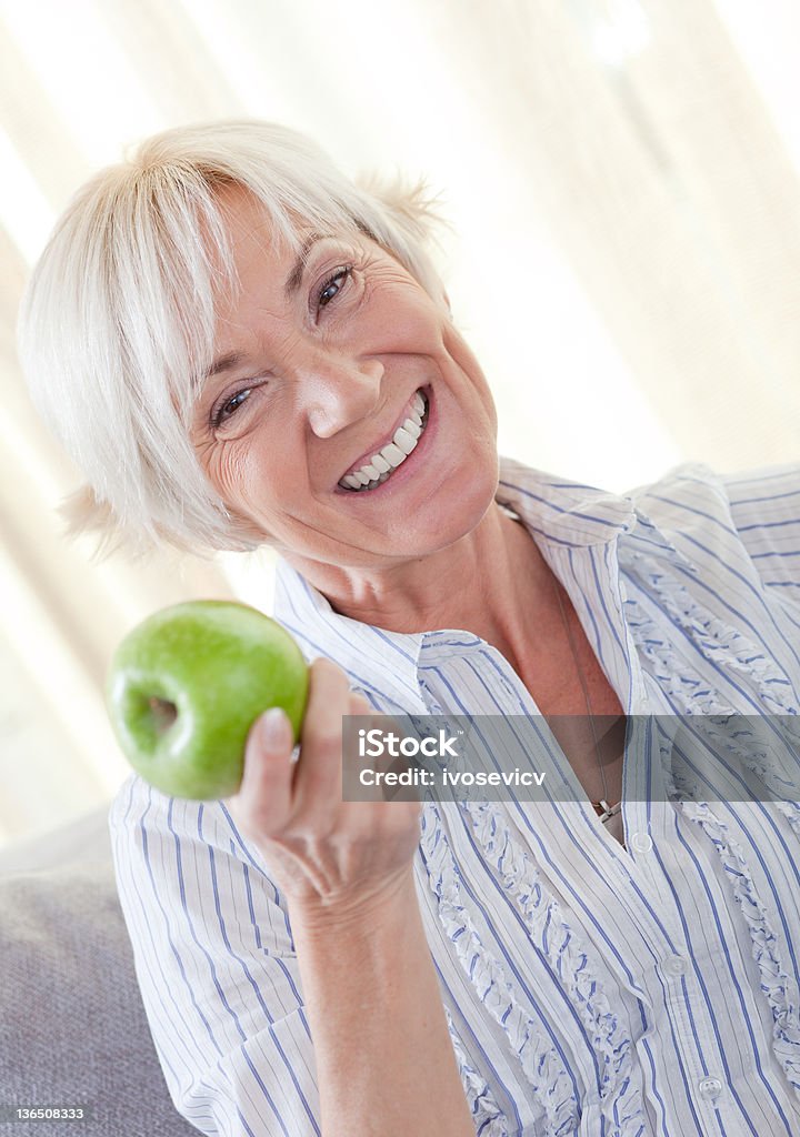 Forme de pomme - Photo de Femmes seniors libre de droits
