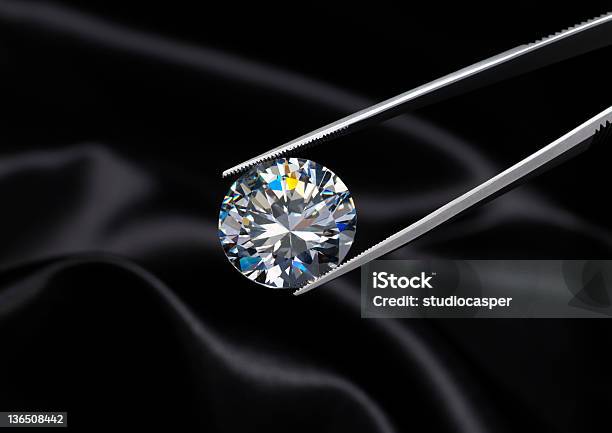 ダイヤモンド宝石を - 宝石 ダイヤモンドのストックフォトや画像を多数ご用意 - 宝石 ダイヤモンド, ピンセット, 布
