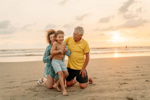 nonno che gioca con i nipoti - acapulco mexico sunset day foto e immagini stock