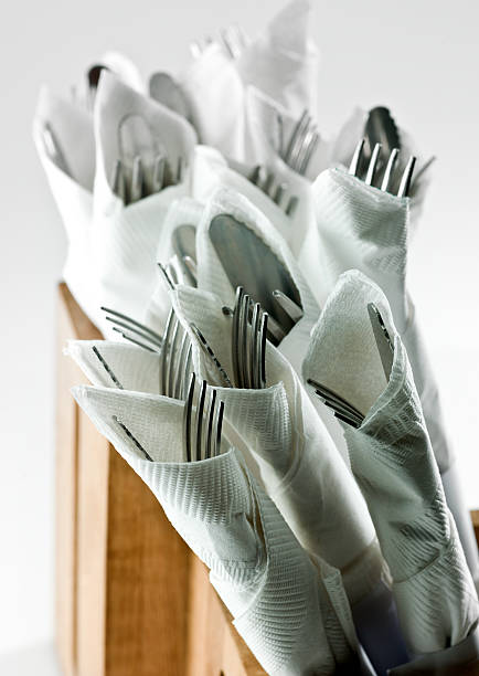 fourchettes et des couteaux, de serviettes de table - box lunch photos et images de collection