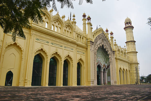 façade de jama masjid construite par nawab mohammad ali shah bahadur en 1839. c’est l’un des plus anciens monuments historiques de lucknow, dans l’uttar pradesh. - friday mosque photos et images de collection