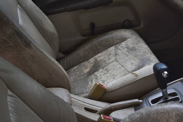 sedile auto in pelle incrinato e danneggiato, primo piano di tappezzeria sporca interni di auto vecchie. - car leather hide seat foto e immagini stock