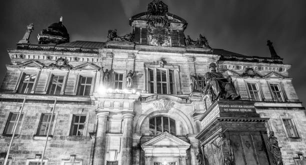 pomnik fryderyka augusta ii w pobliżu dresden frauenkirche w dreźnie, niemcy. - friedrich august ii zdjęcia i obrazy z banku zdjęć