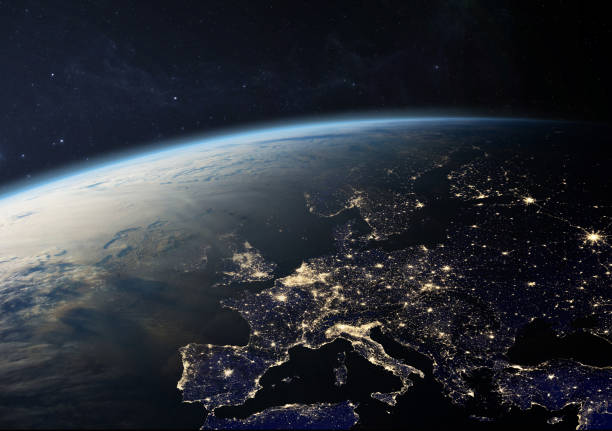 tierra de noche - europa. - satellite view fotos fotografías e imágenes de stock
