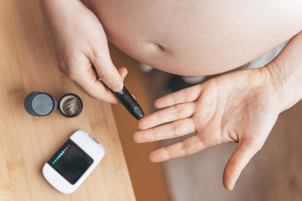 diabetes gestacional en el embarazo. la mujer embarazada verifica el nivel de azúcar con un glucómetro. intolerancia a la glucosa, fetopatía diabética, hipoglucemia, concepto de resistencia a la insulina - diabetes human pregnancy women blood sugar test fotografías e imágenes de stock