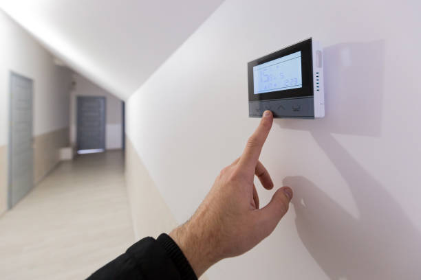 el panel de control de aire acondicionado y calefacción para el apartamento y la oficina se encuentra en una pared blanca - fahrenheit fotografías e imágenes de stock