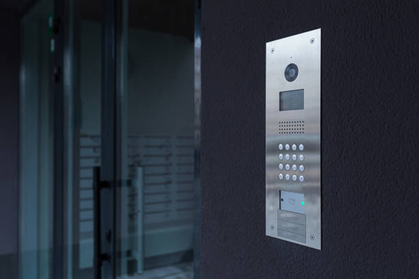 timbre de entrada en un edificio de varios apartamentos, con una cámara de videovigilancia, en una pared oscura - fuel and power generation audio fotografías e imágenes de stock