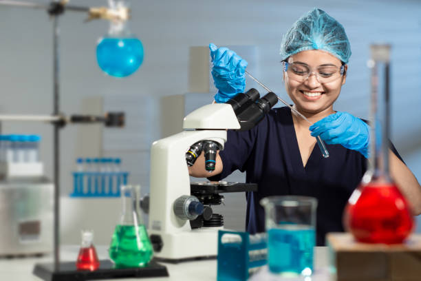молодая азиатская индианка хорошо выглядит женщина-лаборант. - laboratory test tube student scientist стоковые фото и изображения