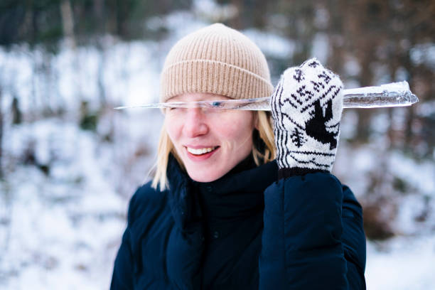 고치를 통해 찾고 겨울 옷에 귀엽고 재미있는 여자. - january winter icicle snowing 뉴스 사진 이미지