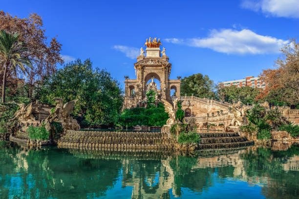 Cascada waterfall in Ciutadella Park in Barcelona, Spain Cascada waterfall in Ciutadella Park in Barcelona, Spain. Antique sculptures of dragons against the backdrop of an arch with statues of Roman gods in the middle of a pool of water antoni gaudí stock pictures, royalty-free photos & images