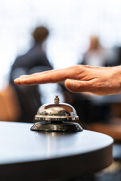 колокольчик ручного звонка для обслуживания - service bell bell customer service стоковые фото и изображения
