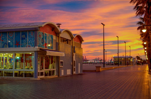 Puesta de sol en el paseo marítimo de la ciudad de Valencia." n - foto de stock