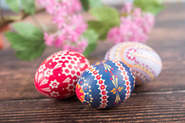 œufs de pâques sorabes avec décoration de plantes sur une table - easter chicks photos photos et images de collection