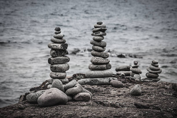 돌 스태킹의 예술 - 케언 - cairn stacking stone rock 뉴스 사진 이미지