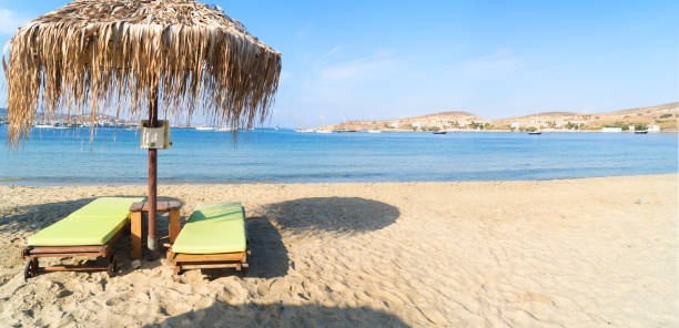 spiaggia romantica sull'isola greca - paros foto e immagini stock