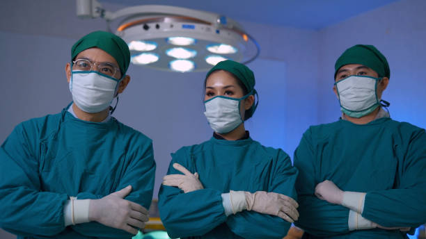 портрет медицинских работников с маской для лица в операционной больницы. - nurse hygiene emotional stress surgeon стоковые фото и изображения