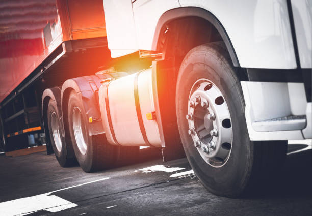 frente do estacionamento de caminhão semirreboque. rodas de caminhão pneus. transporte de caminhões de carga de carga da indústria. - truck tire - fotografias e filmes do acervo