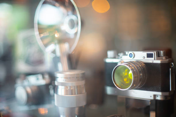 uma câmera vintage clássica em uma vitrine - antique clock - fotografias e filmes do acervo