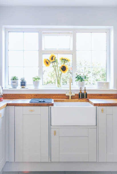 cocina doméstica moderna y luminosa - window light window sill home interior fotografías e imágenes de stock