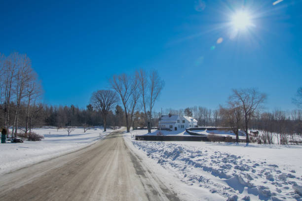 paisaje rural con granja y vacas en el invierno canadiense - cattle cow hill quebec fotografías e imágenes de stock