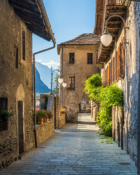 a pitoresca vila de bardo no vale de aosta, norte da itália, na tarde de verão. - valle daosta - fotografias e filmes do acervo