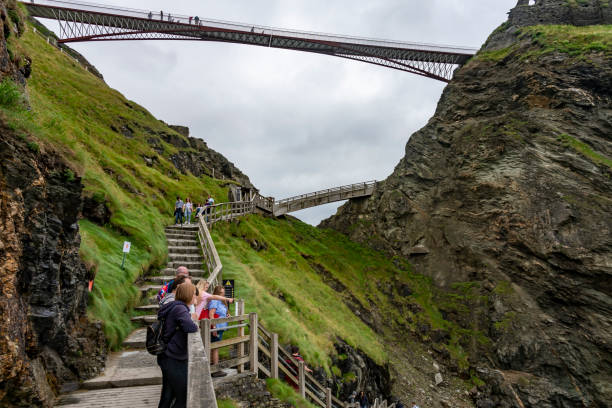 ponte de pedestres do castelo tintagel - castle famous place low angle view england - fotografias e filmes do acervo