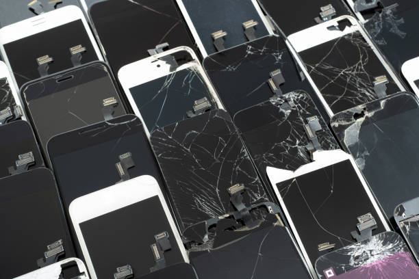 a heap with the various broken screens lying one on top of another. devices are prepared for utilization. - faulty imagens e fotografias de stock