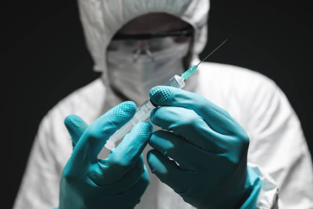 covid-19 백신 접종 개념, 의료 전문가 보유 백신 주사 주사기 - injecting syringe spooky male 뉴스 사진 이미지