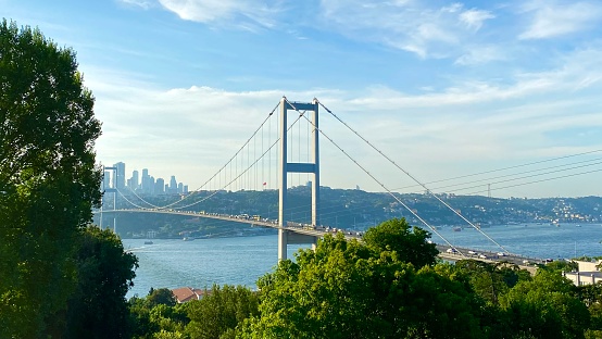Vista del puente del Bósforo que conecta dos continentes en la ciudad de Estambul photo