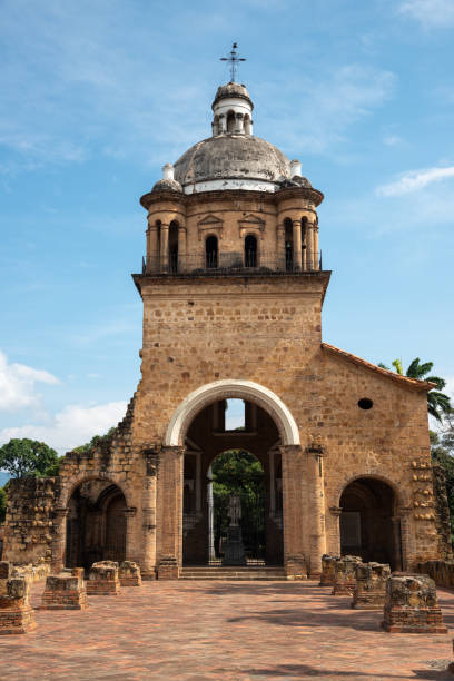 campanile di un tempio in rovina nella città di cúcuta. colombia. - church bell tower temple catholicism foto e immagini stock