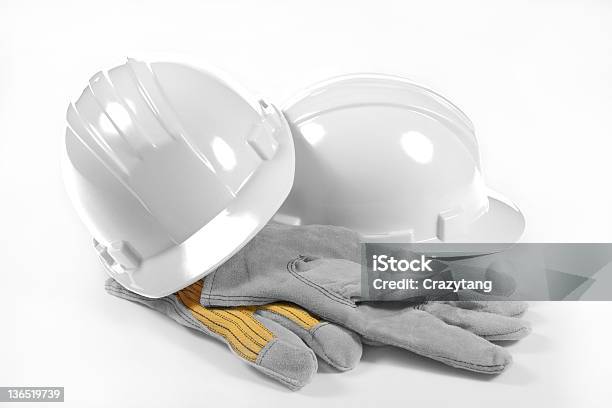 Capacete De Proteção Branco Com Luvas De Trabalho - Fotografias de stock e mais imagens de Amarelo - Amarelo, Branco, Capacete