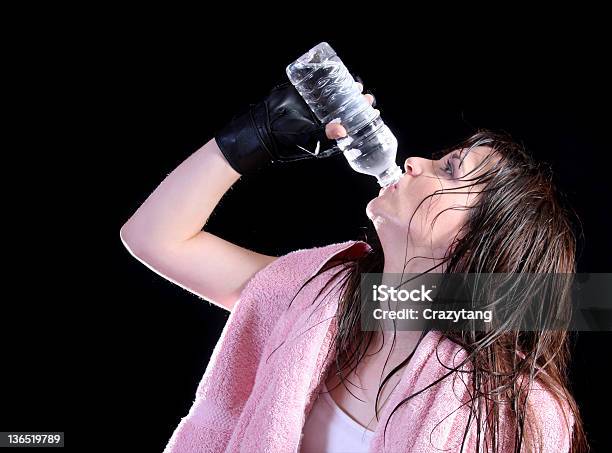 Женщин Питьевой Водыбоксеры — стоковые фотографии и другие картинки Boxing - Women's - Boxing - Women's, Бокс - спорт, Боксёрская перчатка