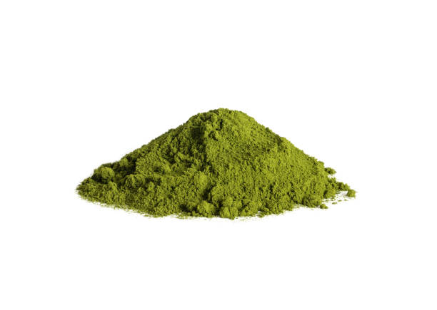 monte de pó de clorolella isolado em um fundo branco. algas spirulina ou pó seco de cevada. aditivo alimentar natural. - spirulina bacterium seaweed food clipping path - fotografias e filmes do acervo