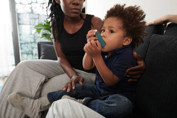 boy suffering from asthmatic attack - asthmatic imagens e fotografias de stock