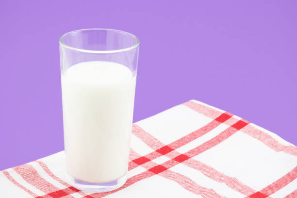 szklanka mleka na czerwono-białym obrusie - plaid still life tablecloth dinner zdjęcia i obrazy z banku zdjęć