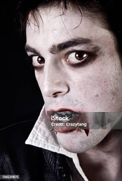 Vampiro - Fotografias de stock e mais imagens de 16-17 Anos - 16-17 Anos, Adolescente, Adulto