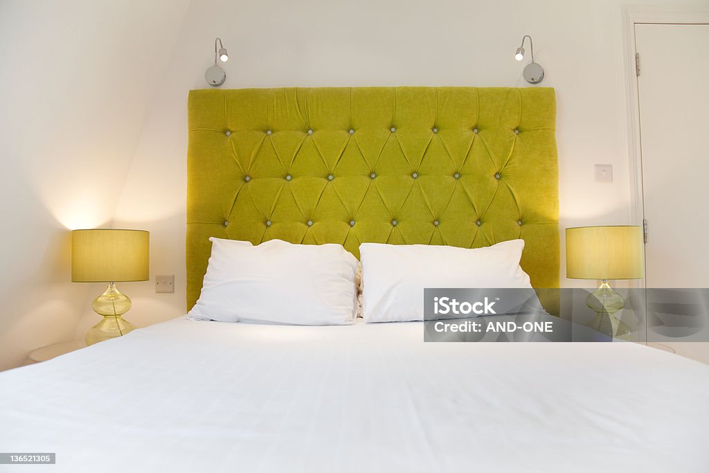 Luminoso design lussuoso letto - Foto stock royalty-free di Albergo