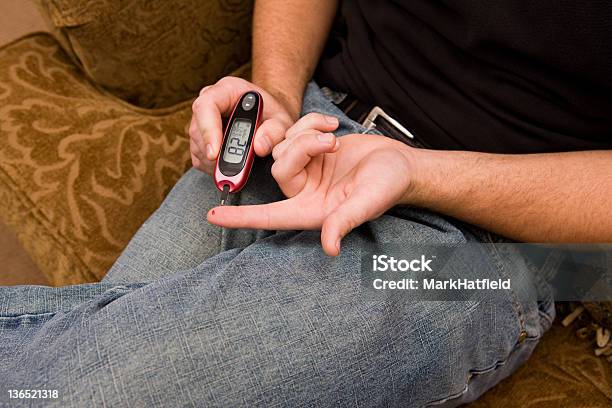 Prueba De Azúcar En La Sangre Foto de stock y más banco de imágenes de Azúcar - Azúcar, Dedo humano, Diabetes