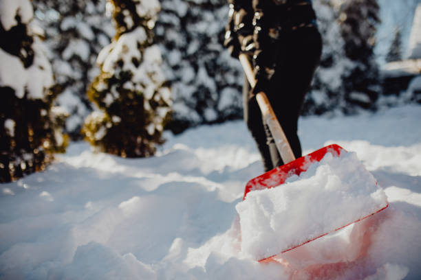 schnee schaufeln - snow digging horizontal people stock-fotos und bilder