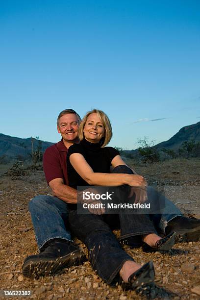 Foto de Relaxante No Deserto e mais fotos de stock de 40-49 anos - 40-49 anos, 50 Anos, Adulto