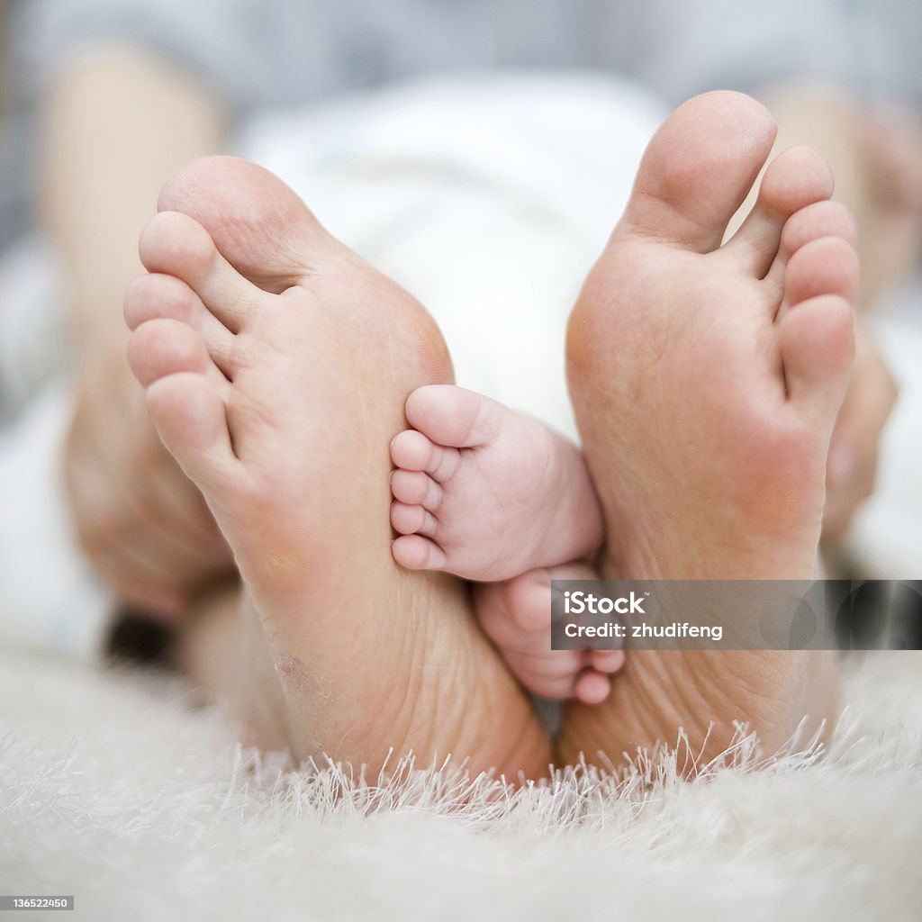 Mutter und baby's foot - Lizenzfrei Alleinerzieherin Stock-Foto