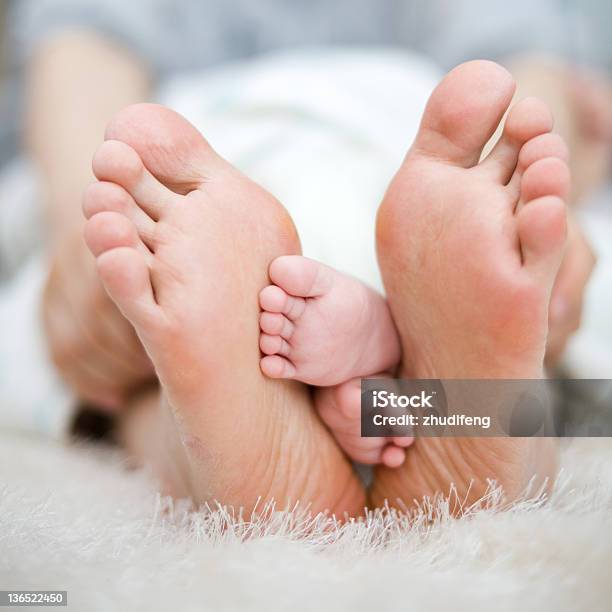 Mutter Und Babys Foot Stockfoto und mehr Bilder von Alleinerzieherin - Alleinerzieherin, Baby, Ein Elternteil