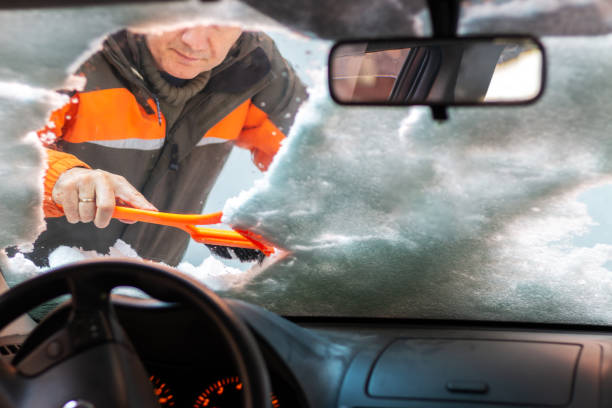 człowiek czyszczący samochód za pomocą skrobaka i szczotki ze śniegu i lodu - snow car window ice scraper zdjęcia i obrazy z banku zdjęć