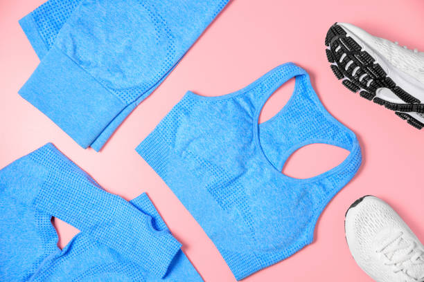 abbigliamento sportivo da donna manica lunga, reggiseno, leggings, sneakers su sfondo rosa chiaro. - reggiseno sportivo foto e immagini stock