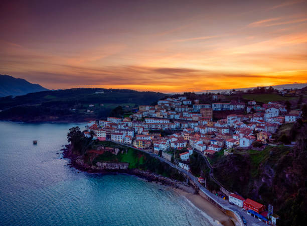 vista de lastres, uma das vilas mais bonitas da costa cantabriana - aldeia de lastres - fotografias e filmes do acervo